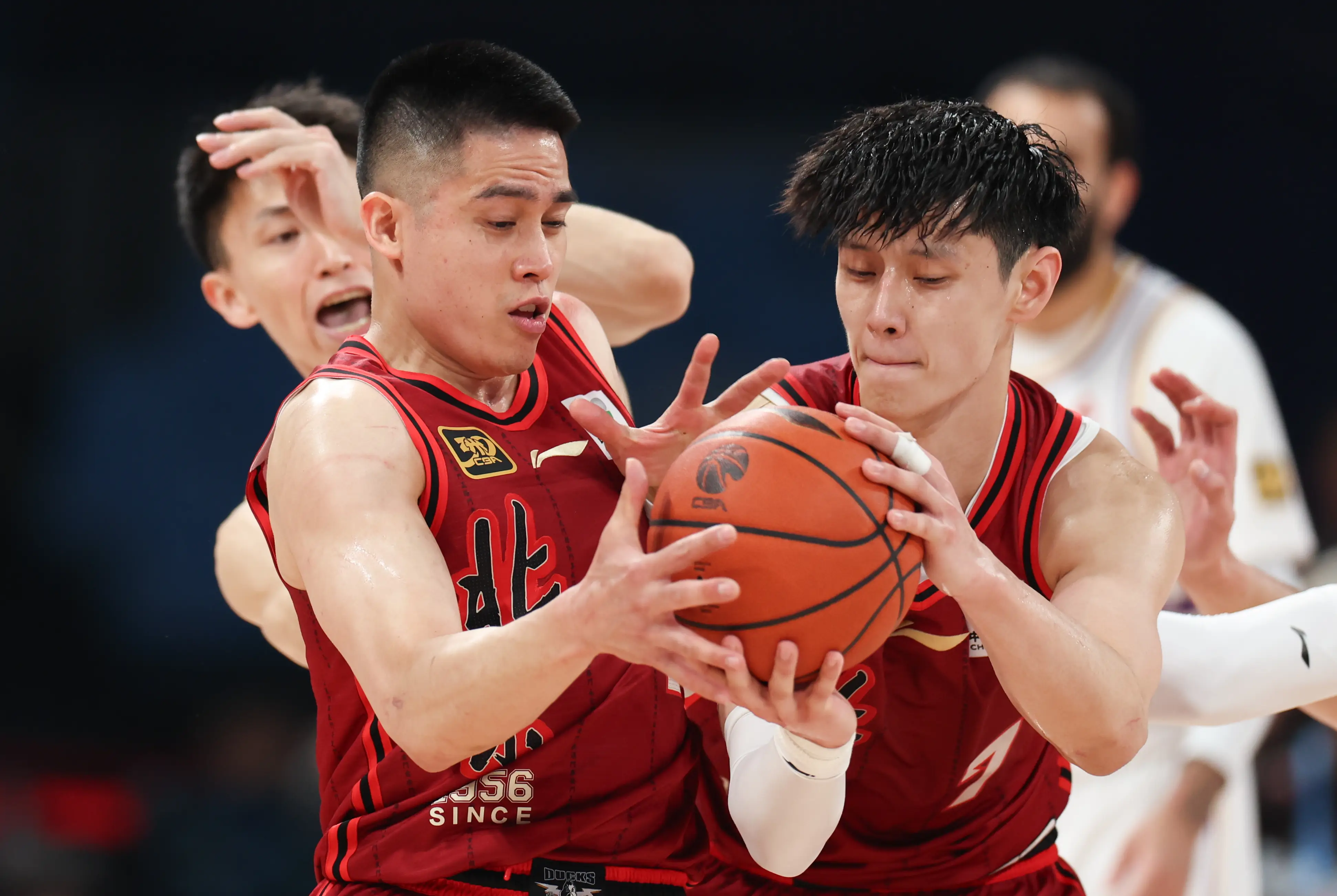 LOL官网登录入口-包含CBA季后赛清晨走向成谜，达拉斯独行侠篮板制胜，媒体盛赞，训练强度明显提升的词条